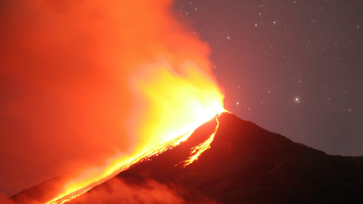 Vedere Stromboli che erutta