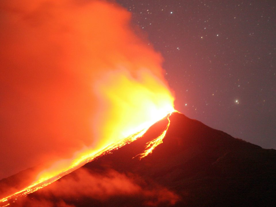 Vedere Stromboli che erutta